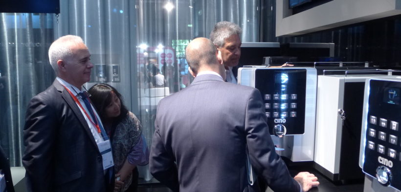 El Grupo Rheavendors acudió a la última edición de Venditalia con sus novedades en los sectores vending, OCS y HoReCa. En la imagen, Manuel Díaz mostrando uno de los equipos de la compañía
