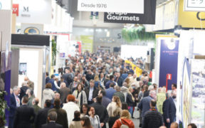 Tras solo 6 meses desde la celebración de la anterior convocatoria, el éxito de participación del Salón Gourmets ha estado a la altura de las previsiones de organizadores y participantes. En este sentido, la feria ha aglutinado en el recinto Ifema de Madrid a 1.611 expositores que han dado a conocer sus novedades a 80.421 visitantes sobre una superficie de exposición de 45.636 m2. A la luz de estas cifras, la organización del certamen ha anunciado ya las fechas para su próxima convocatoria que tendrá lugar entre los días 17 y 20 de abril de 2023. El último día del salón se dieron a conocer los premios a la excelencia de todas las actividades que han formado parte de esta edición. También se celebró la X edición de los Premios Salón Gourmets, con cuatro categorías diferenciadas: Innovación, Presentación, Versatilidad y Producto Ecológico más completo nutricionalmente. Por su parte, la asociación Banco de Alimentos ha otorgado a Grupo Gourmets un diploma en agradecimiento por su colaboración para evitar el desperdicio, en este caso de alimentos. Al finalizar la feria, los expositores donaron su producto a esta organización benéfica que pudo acercarla a personas necesitadas de la Comunidad de Madrid